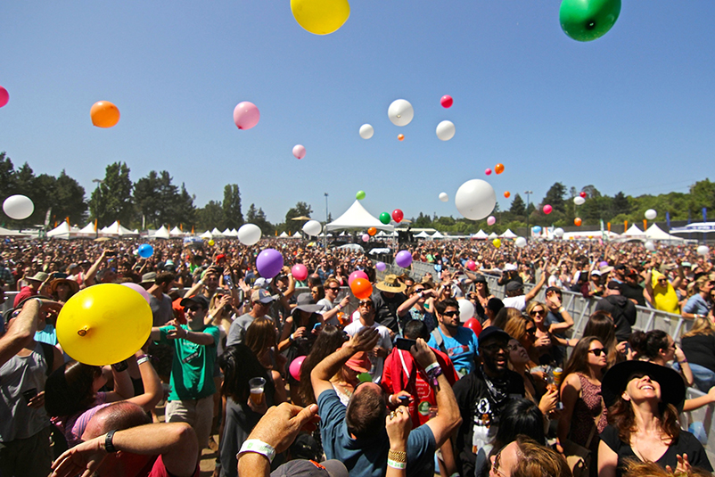 Crowd-balloons-2014
