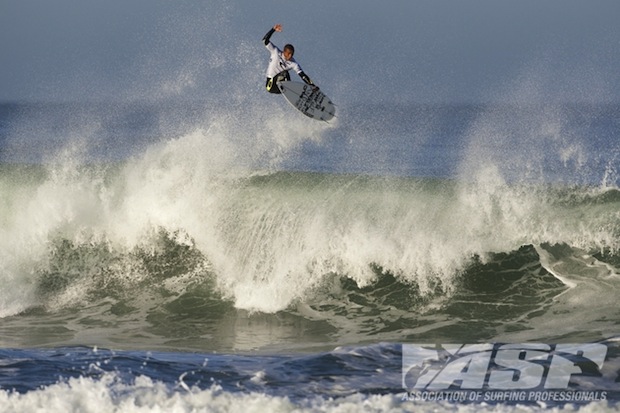 Jadson Andre lost out to fellow Brazilian Adriano De Souza, but managed to beat Dane Reynolds. Photo: ASP/Cestari