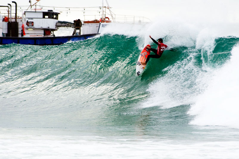 Jordy drops purse at the Prime in 2011, on the board he rode to victory in 2010. Photo: Ryan Miller