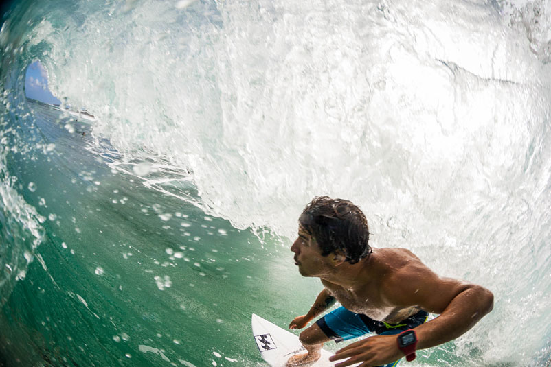 Photo 4 - “This is my favorite angle to shoot, the barrel vision,” says photographer Henrik Pinguim. “I felt very comfortable with Ricardo because I always trusted in his ability inside the barrel.”