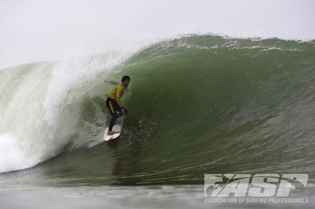 Heitor Alves defeat Damo Hobgood in an all-goofy round five heat, but couldn't put it together against Kelly in the quarters. Photo: ASP/Cestari