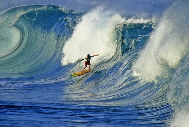 clark_surfing_waimea_shorebreak_tom_servais_3_900