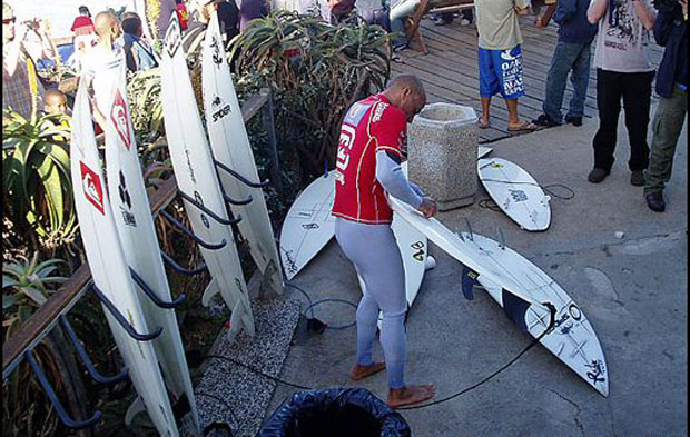 Of course, it was Kelly Slater who first rolled in the astronaut suit, way back in 2005. The white wizard (as he shoulda been nicknamed for the entirety of this event) gots a third eye, no doubt. Photo: ASP